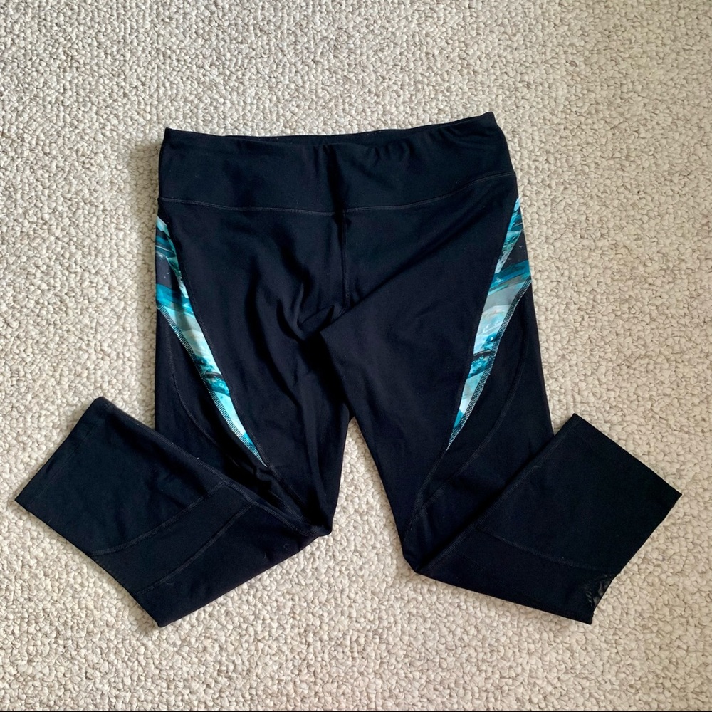 Express capri leggings with mesh detail - Picture 2 of 7